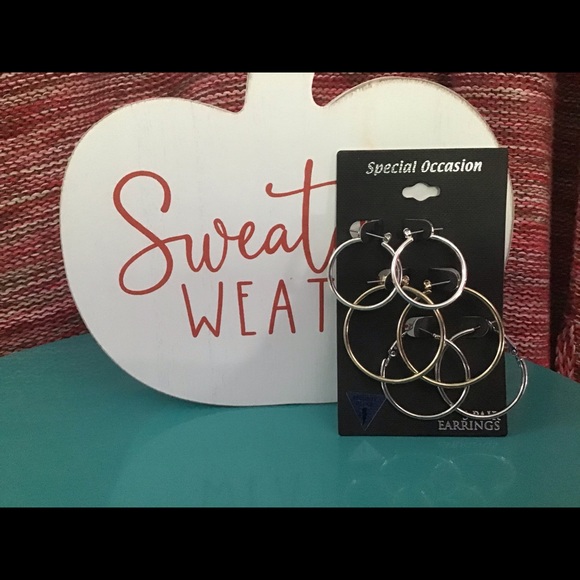 🎄Three pairs of hoops, two silver tone, 1 gold - Picture 4 of 11